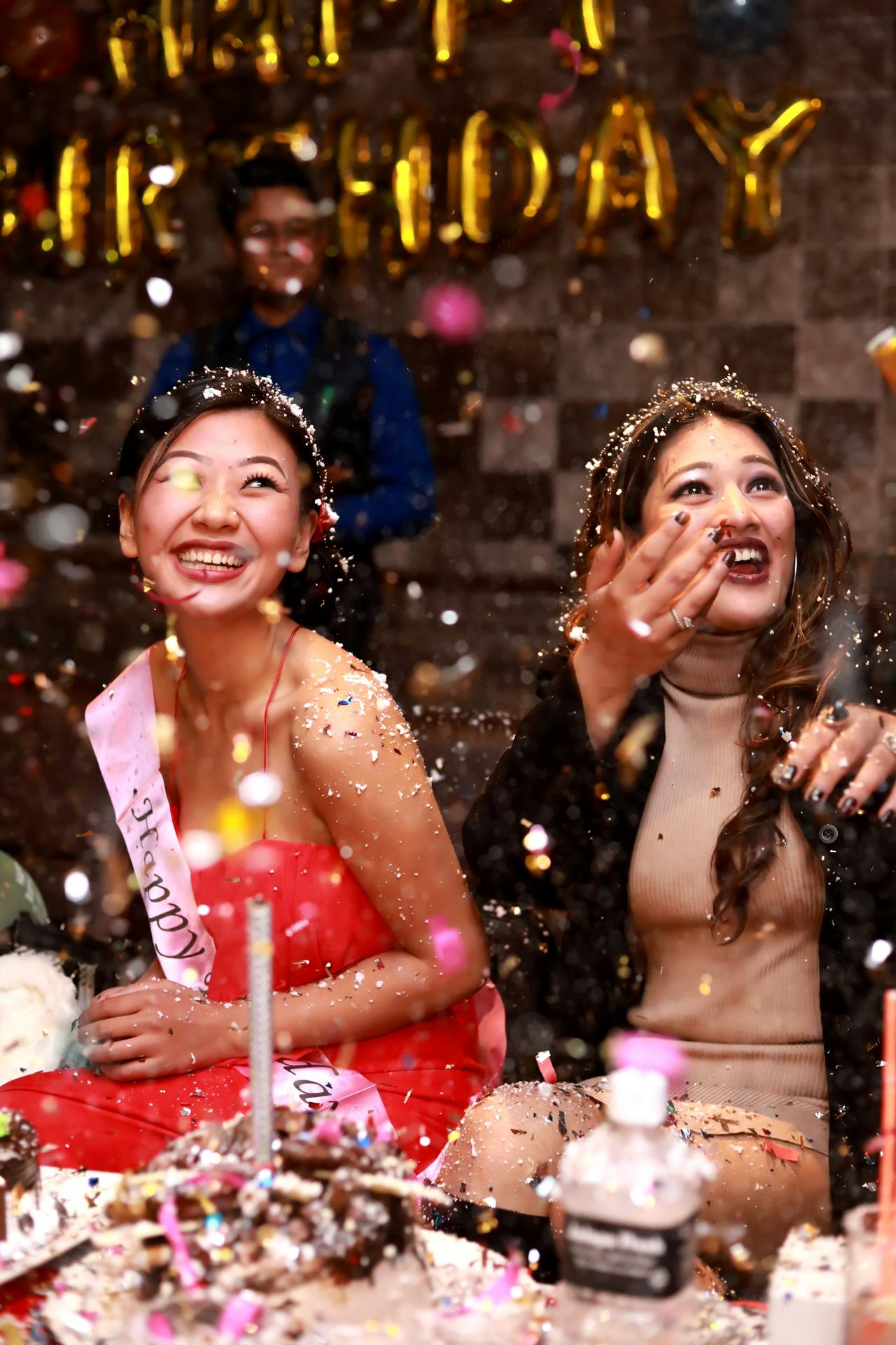photographie accélérée de deux femmes éclaboussant des paillettes
